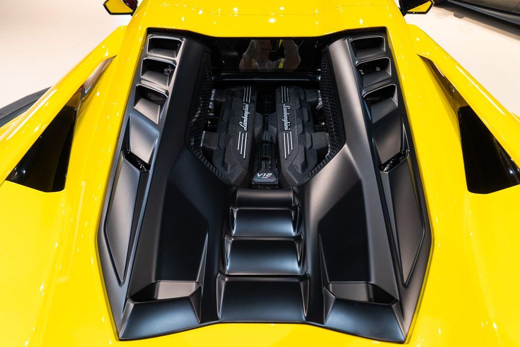 http://www.koenigseggchicago.com/galleria_images/82/82_p26_l.jpg