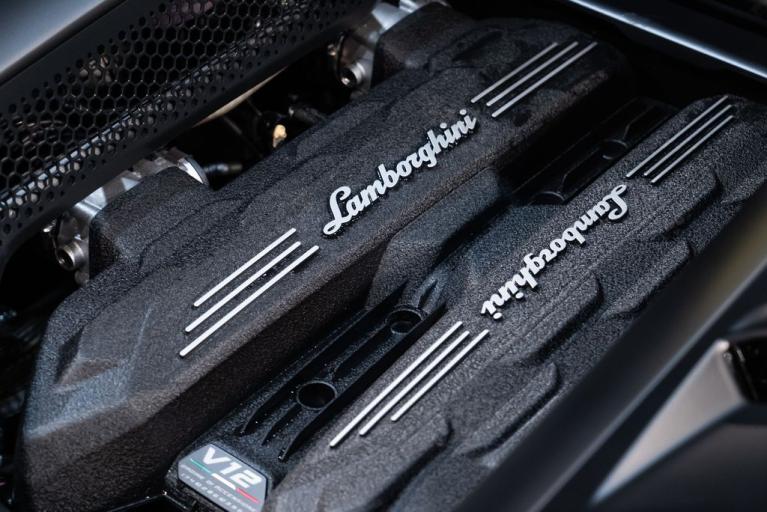 http://www.koenigseggchicago.com/galleria_images/82/82_p28_f.jpg
