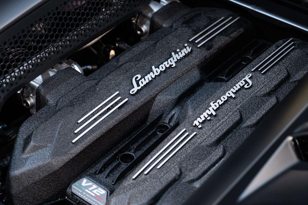 http://www.koenigseggchicago.com/galleria_images/82/82_p28_l.jpg