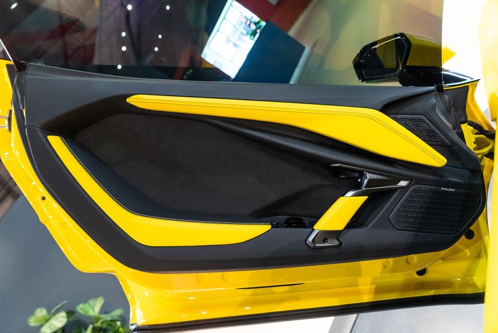 http://www.koenigseggchicago.com/galleria_images/82/82_p30_l.jpg