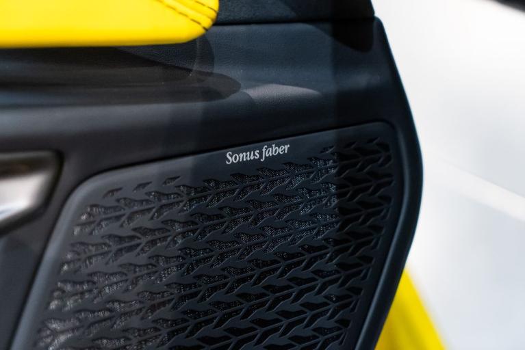 http://www.koenigseggchicago.com/galleria_images/82/82_p31_f.jpg