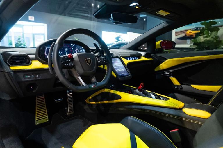 http://www.koenigseggchicago.com/galleria_images/82/82_p32_f.jpg