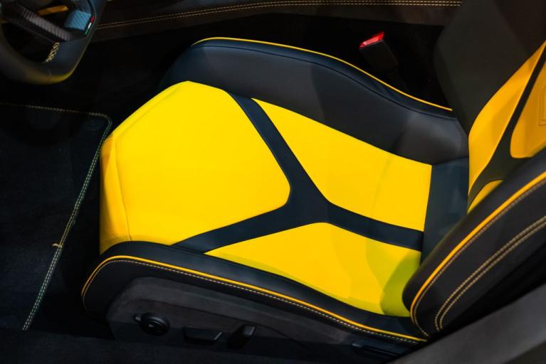 http://www.koenigseggchicago.com/galleria_images/82/82_p33_f.jpg