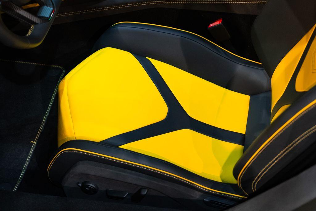 http://www.koenigseggchicago.com/galleria_images/82/82_p33_l.jpg