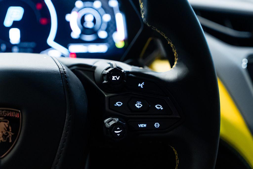 http://www.koenigseggchicago.com/galleria_images/82/82_p39_l.jpg
