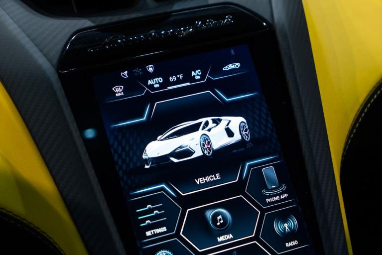http://www.koenigseggchicago.com/galleria_images/82/82_p42_f.jpg