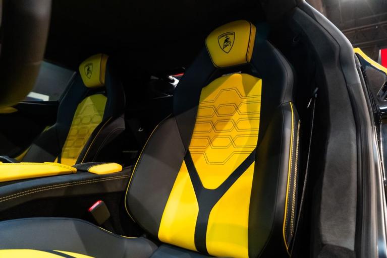 http://www.koenigseggchicago.com/galleria_images/82/82_p4_f.jpg