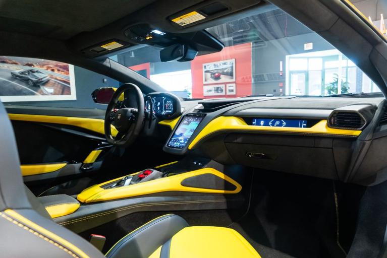 http://www.koenigseggchicago.com/galleria_images/82/82_p50_f.jpg