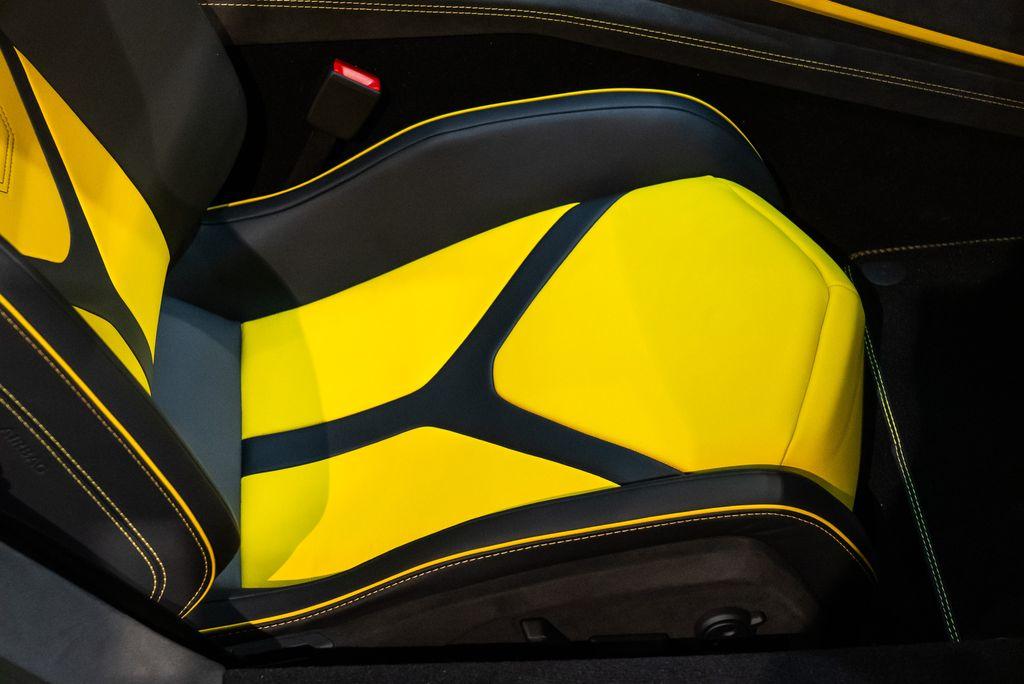 http://www.koenigseggchicago.com/galleria_images/82/82_p51_l.jpg