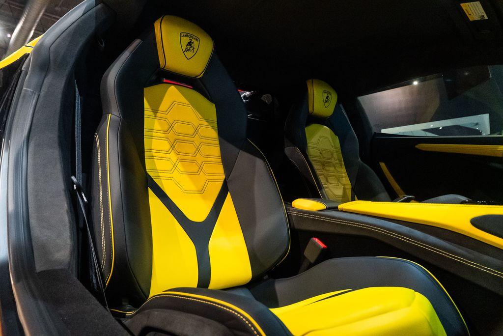 http://www.koenigseggchicago.com/galleria_images/82/82_p52_l.jpg