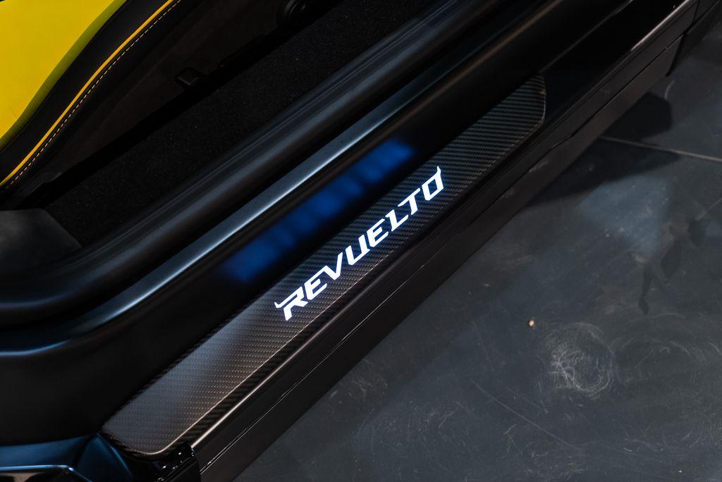 http://www.koenigseggchicago.com/galleria_images/82/82_p54_l.jpg