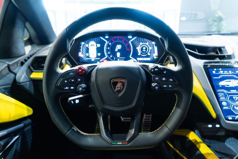 http://www.koenigseggchicago.com/galleria_images/82/82_p5_f.jpg