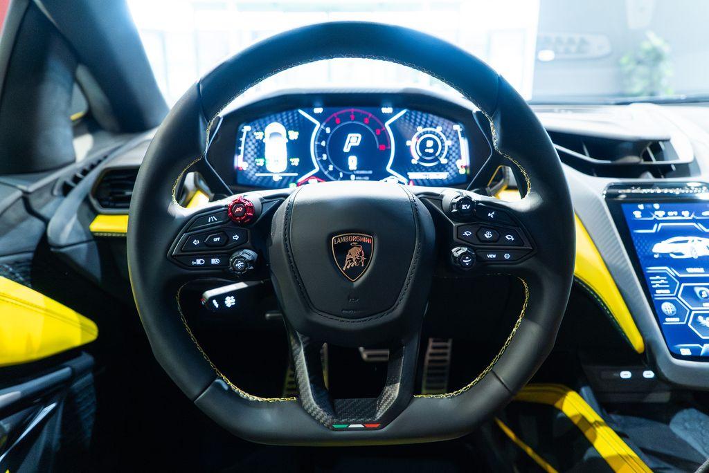 http://www.koenigseggchicago.com/galleria_images/82/82_p5_l.jpg