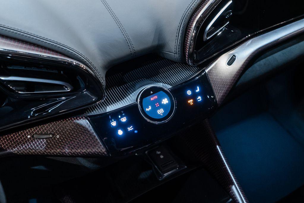 http://www.koenigseggchicago.com/galleria_images/83/83_p39_l.jpg