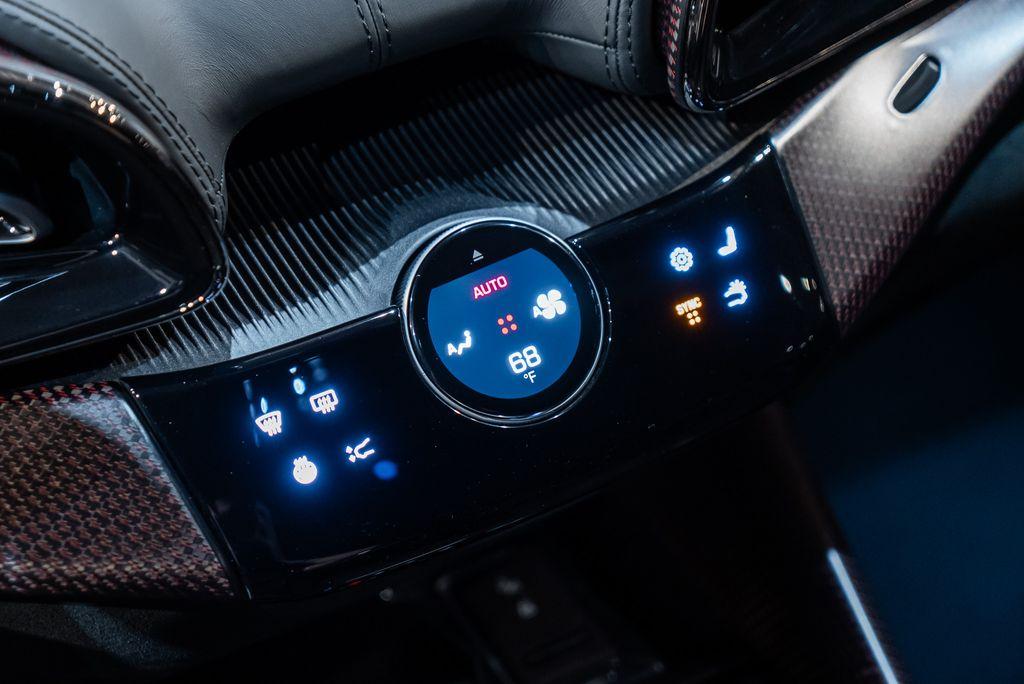 http://www.koenigseggchicago.com/galleria_images/83/83_p40_l.jpg