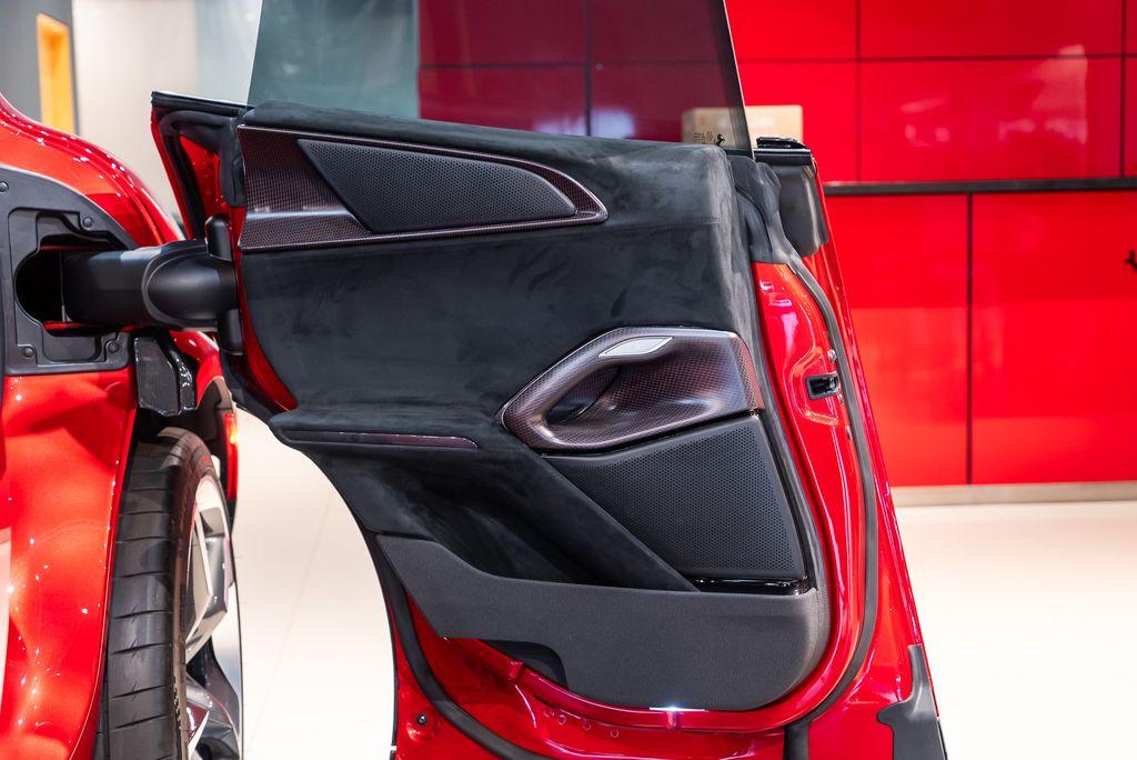 http://www.koenigseggchicago.com/galleria_images/83/83_p48_l.jpg
