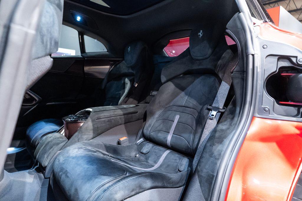 http://www.koenigseggchicago.com/galleria_images/83/83_p49_l.jpg