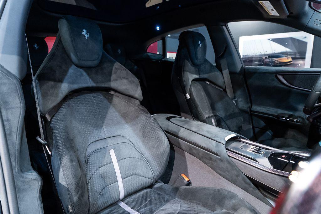 http://www.koenigseggchicago.com/galleria_images/83/83_p58_l.jpg