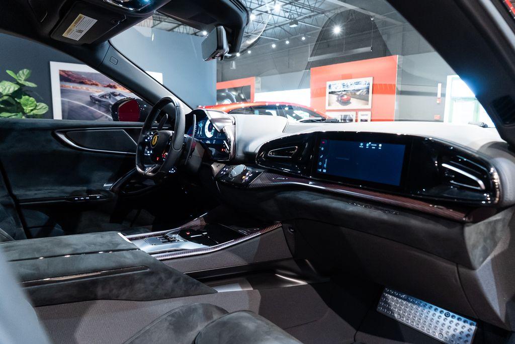 http://www.koenigseggchicago.com/galleria_images/83/83_p60_l.jpg