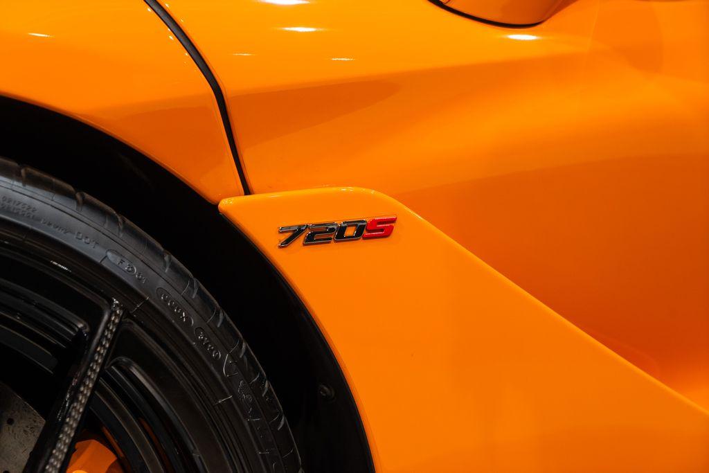 http://www.koenigseggchicago.com/galleria_images/85/85_p12_l.jpg