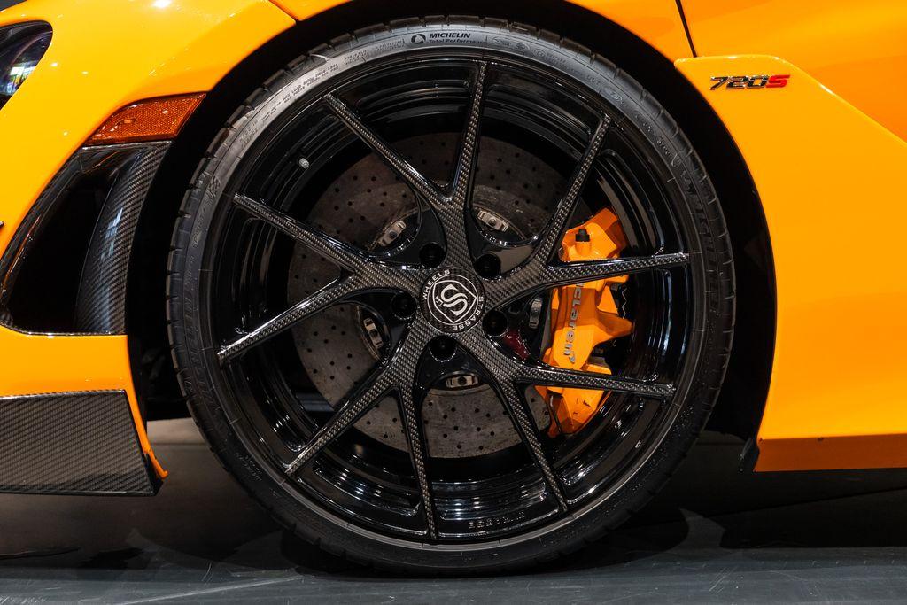 http://www.koenigseggchicago.com/galleria_images/85/85_p13_l.jpg