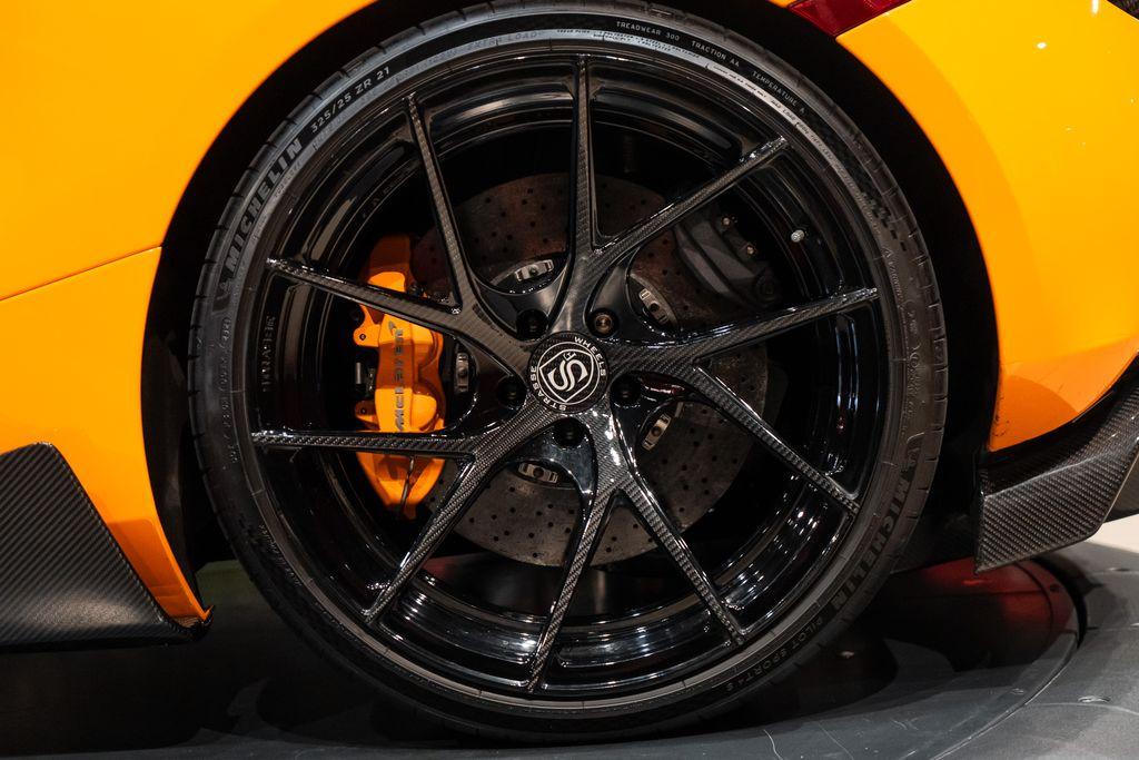 http://www.koenigseggchicago.com/galleria_images/85/85_p14_l.jpg
