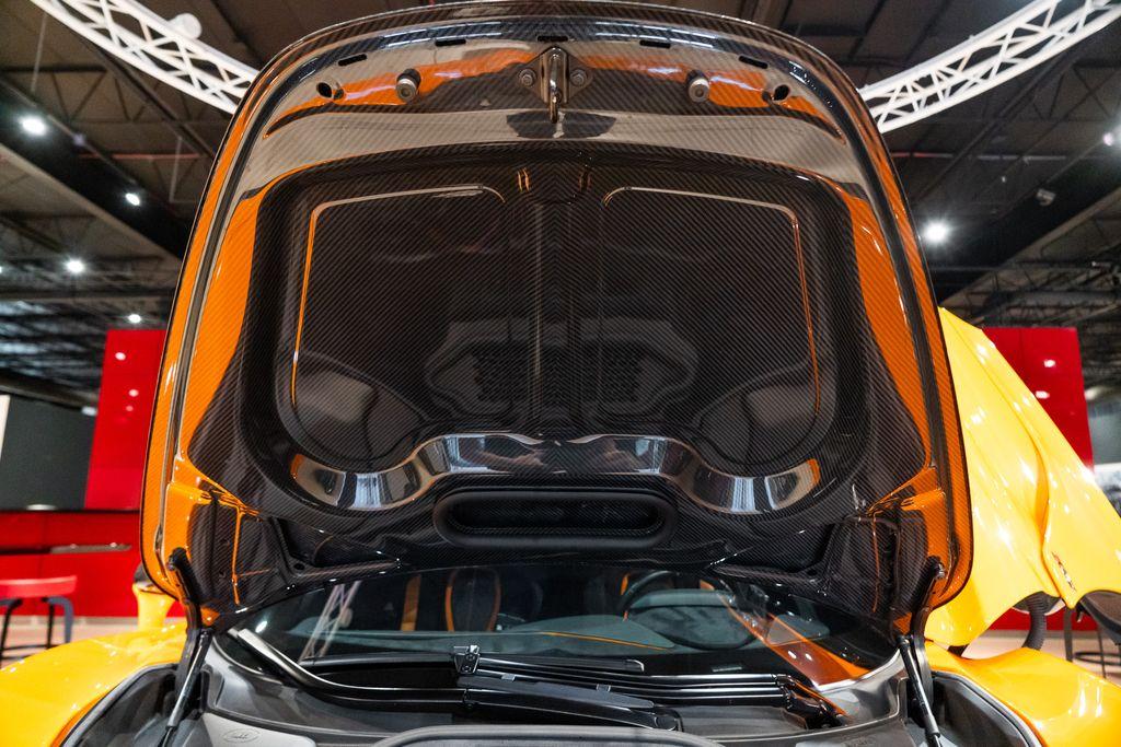 http://www.koenigseggchicago.com/galleria_images/85/85_p18_l.jpg