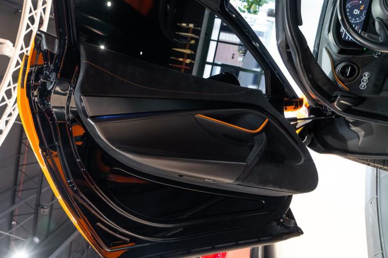 http://www.koenigseggchicago.com/galleria_images/85/85_p20_f.jpg