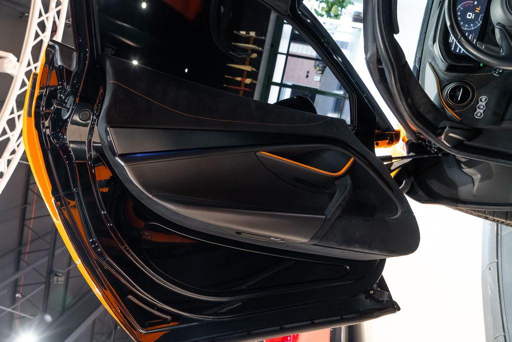 http://www.koenigseggchicago.com/galleria_images/85/85_p20_l.jpg