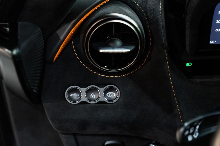 http://www.koenigseggchicago.com/galleria_images/85/85_p25_f.jpg