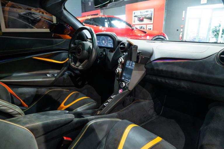 http://www.koenigseggchicago.com/galleria_images/85/85_p34_f.jpg