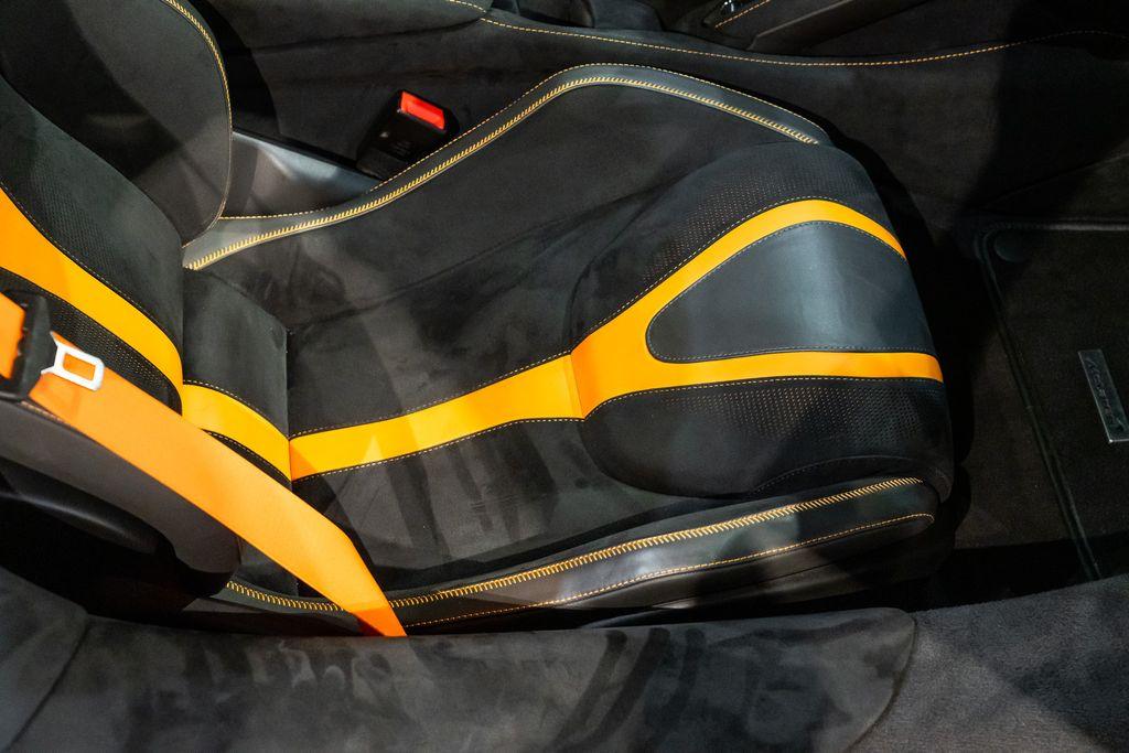 http://www.koenigseggchicago.com/galleria_images/85/85_p35_l.jpg