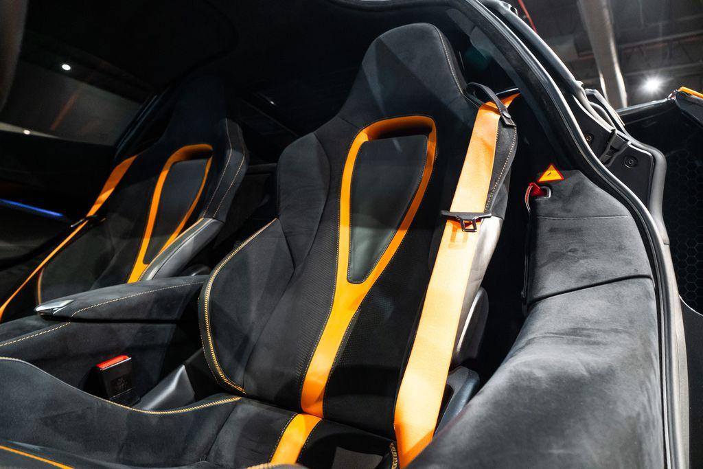 http://www.koenigseggchicago.com/galleria_images/85/85_p4_l.jpg