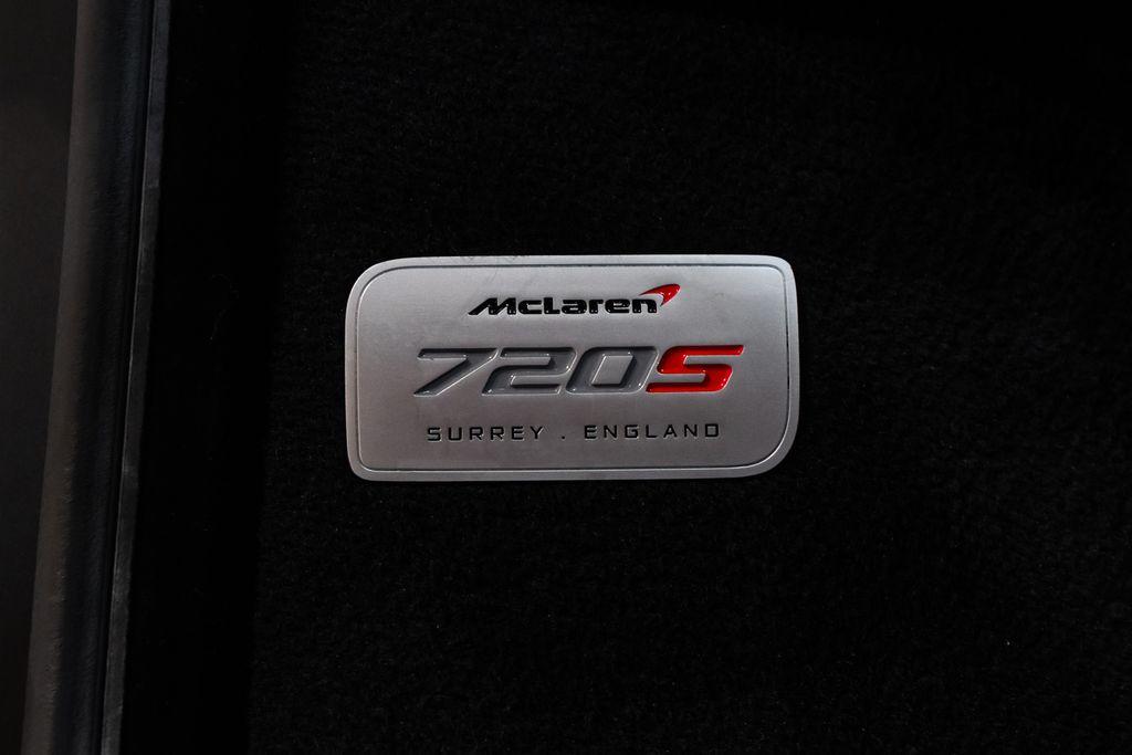 http://www.koenigseggchicago.com/galleria_images/85/85_p6_l.jpg