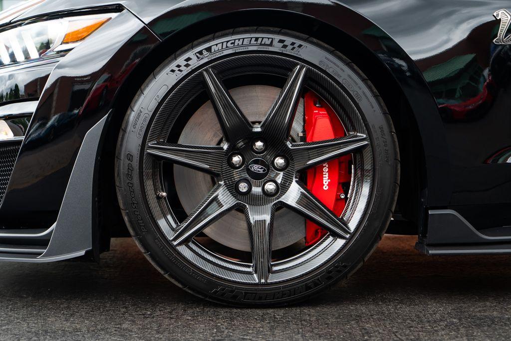 http://www.koenigseggchicago.com/galleria_images/86/86_p12_l.jpg