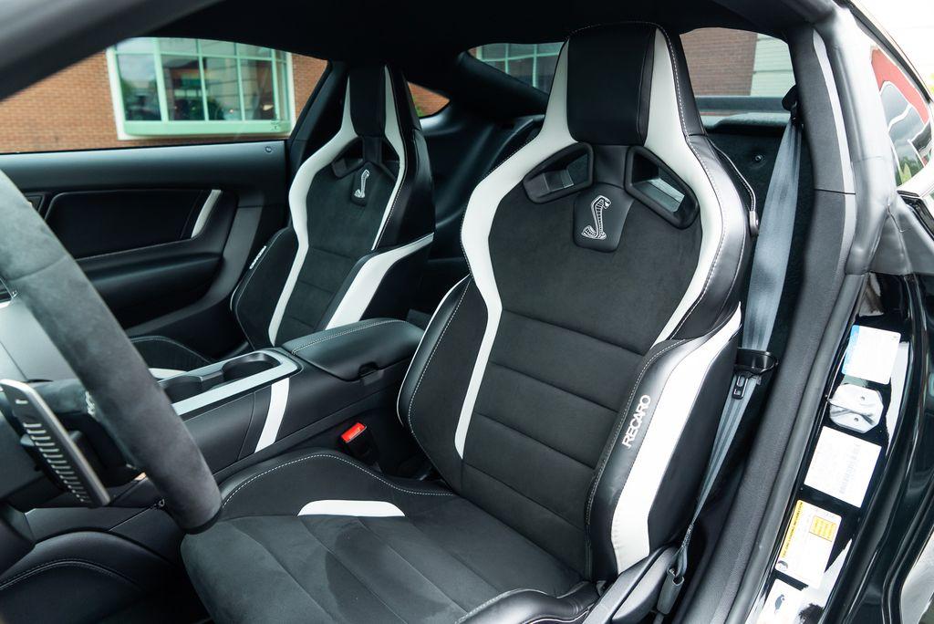 http://www.koenigseggchicago.com/galleria_images/86/86_p4_l.jpg