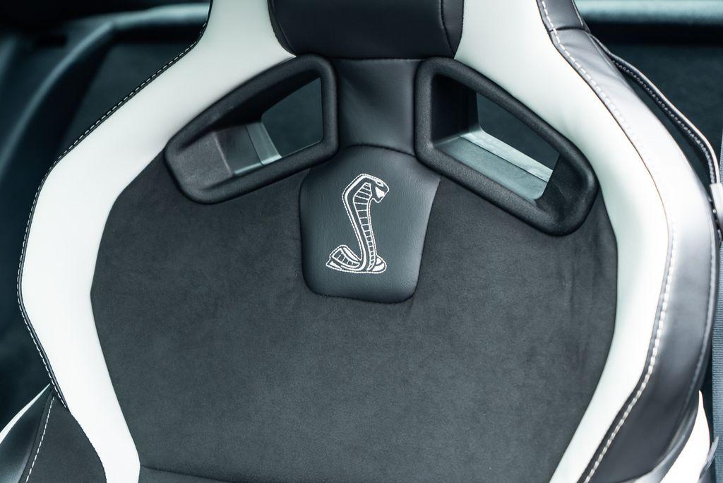 http://www.koenigseggchicago.com/galleria_images/86/86_p6_l.jpg
