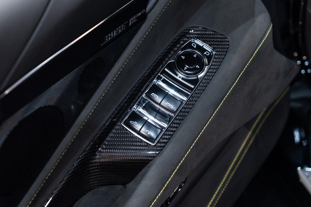 http://www.koenigseggchicago.com/galleria_images/87/87_p18_l.jpg