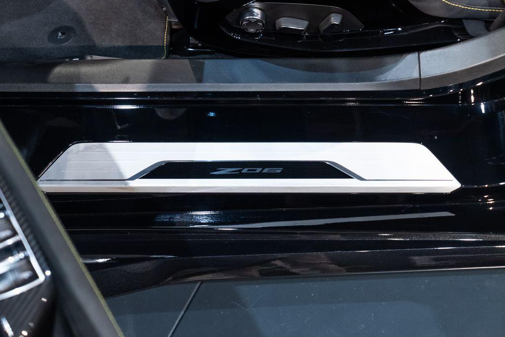 http://www.koenigseggchicago.com/galleria_images/87/87_p19_l.jpg