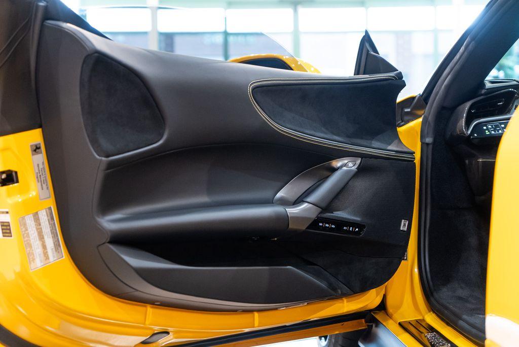 http://www.koenigseggchicago.com/galleria_images/88/88_p23_l.jpg