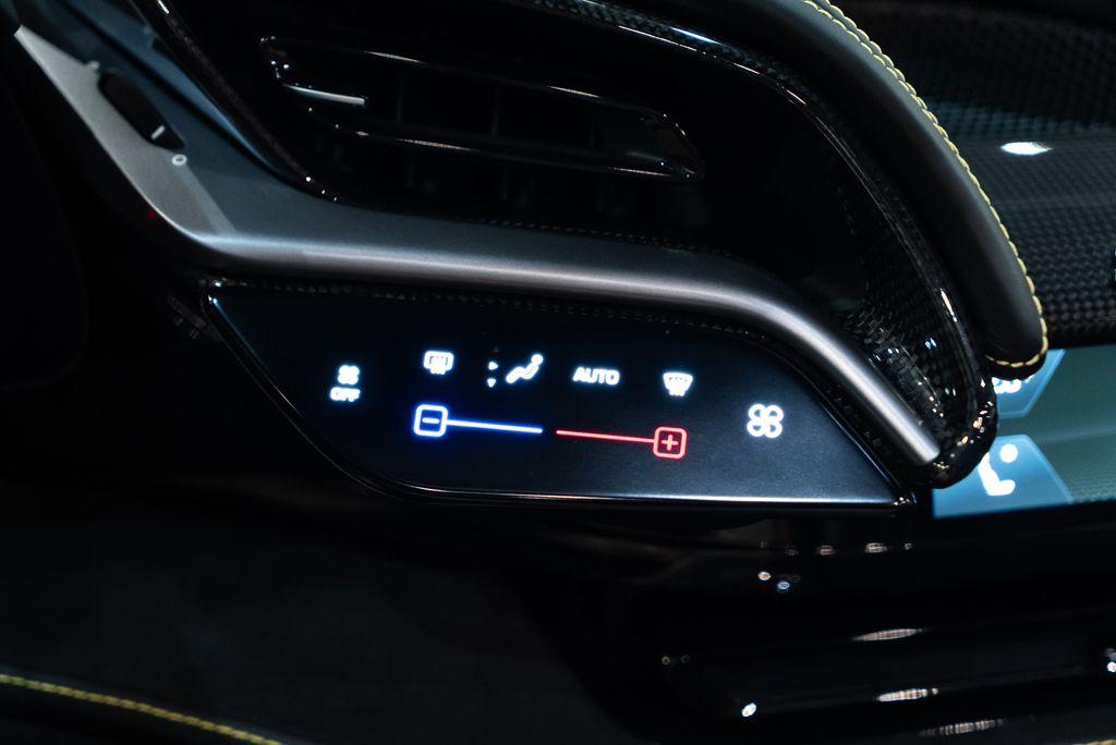http://www.koenigseggchicago.com/galleria_images/88/88_p32_l.jpg