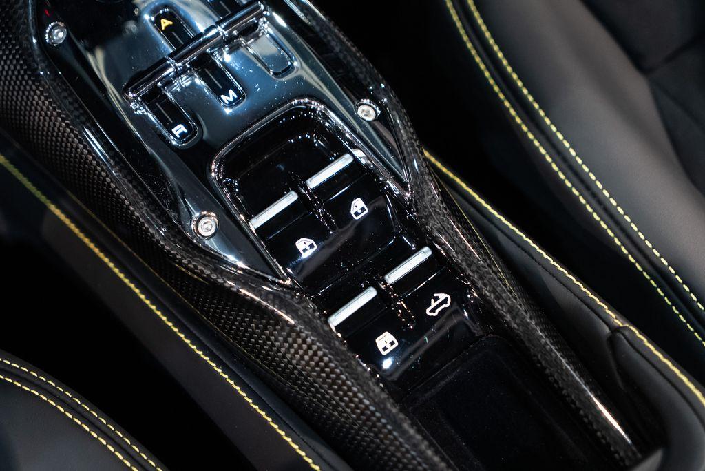 http://www.koenigseggchicago.com/galleria_images/88/88_p38_l.jpg