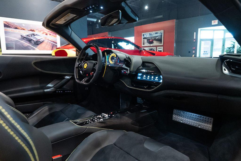 http://www.koenigseggchicago.com/galleria_images/88/88_p39_l.jpg