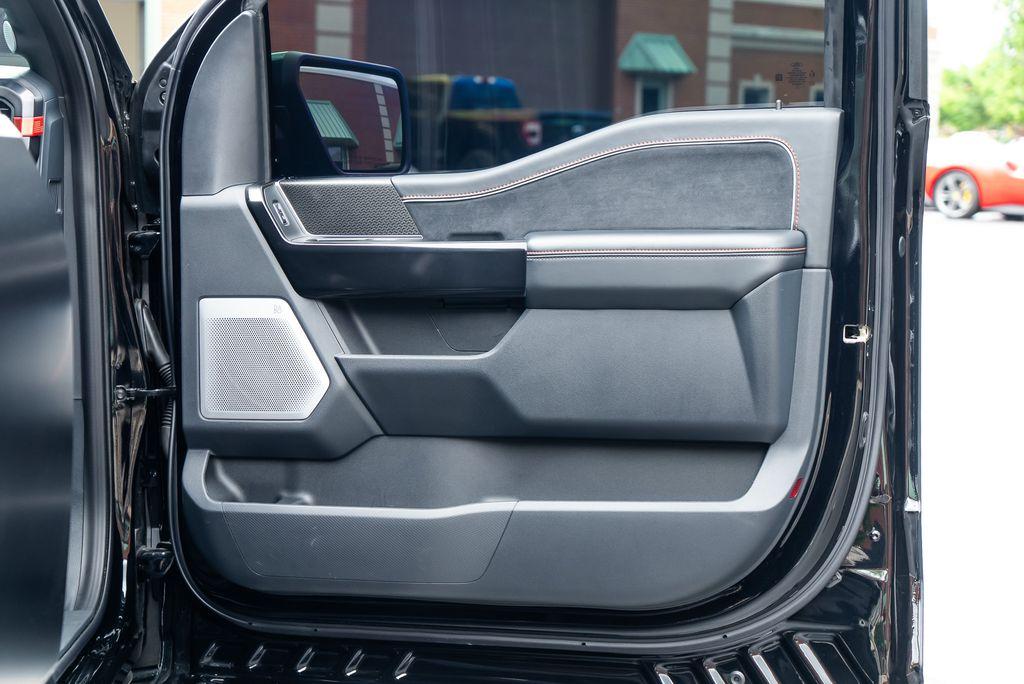 http://www.koenigseggchicago.com/galleria_images/89/89_p58_l.jpg