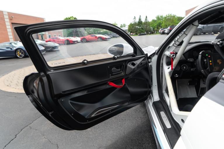 http://www.koenigseggchicago.com/galleria_images/90/90_p14_f.jpg