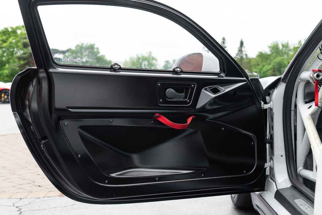 http://www.koenigseggchicago.com/galleria_images/90/90_p23_l.jpg