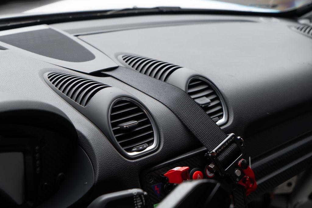http://www.koenigseggchicago.com/galleria_images/90/90_p24_l.jpg