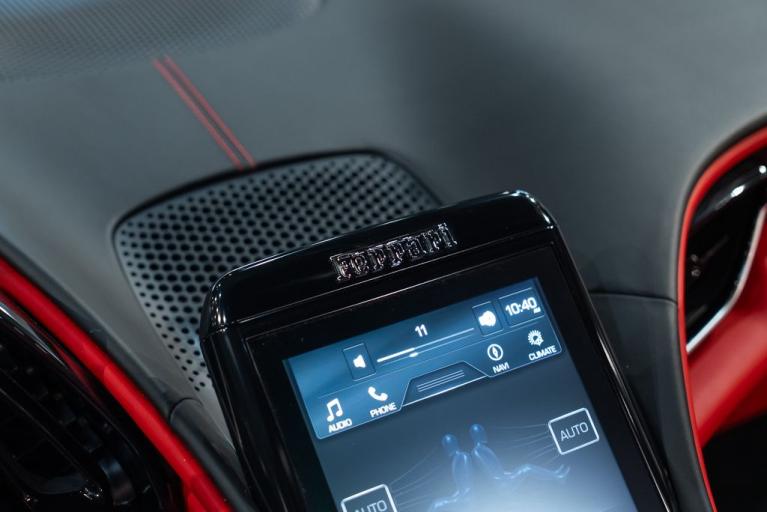 http://www.koenigseggchicago.com/galleria_images/92/92_p34_f.jpg
