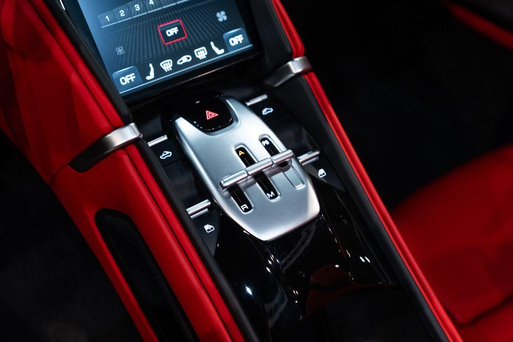 http://www.koenigseggchicago.com/galleria_images/92/92_p36_l.jpg