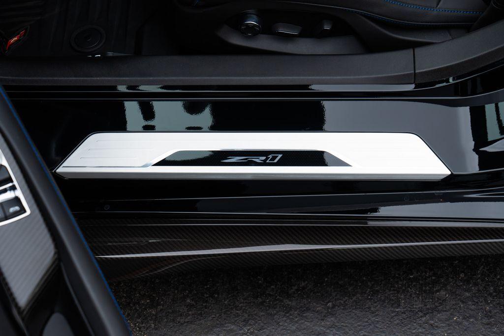 http://www.koenigseggchicago.com/galleria_images/94/94_p40_l.jpg